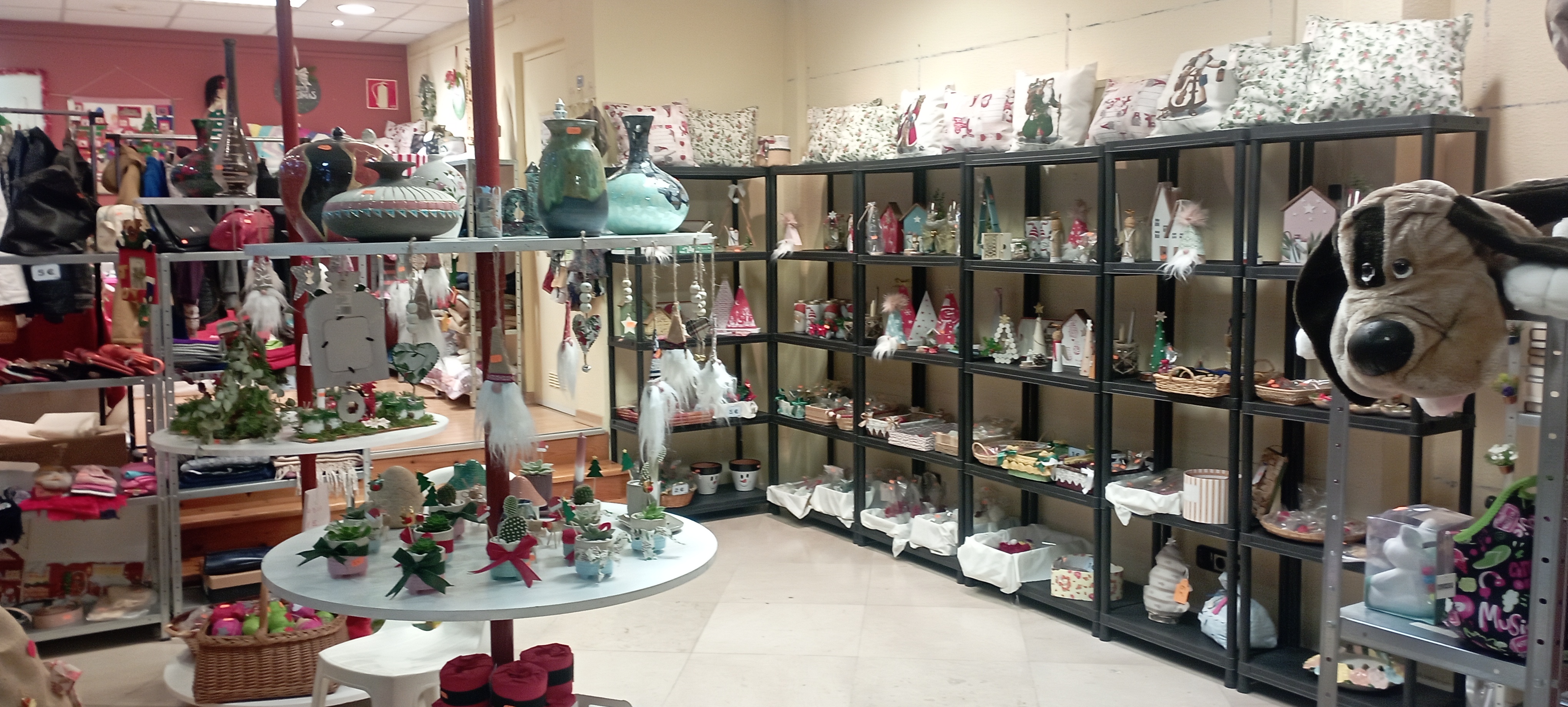 Mercadillo navideño de la Asociación de Familiares de Proyecto Hombre y Fundación CAI