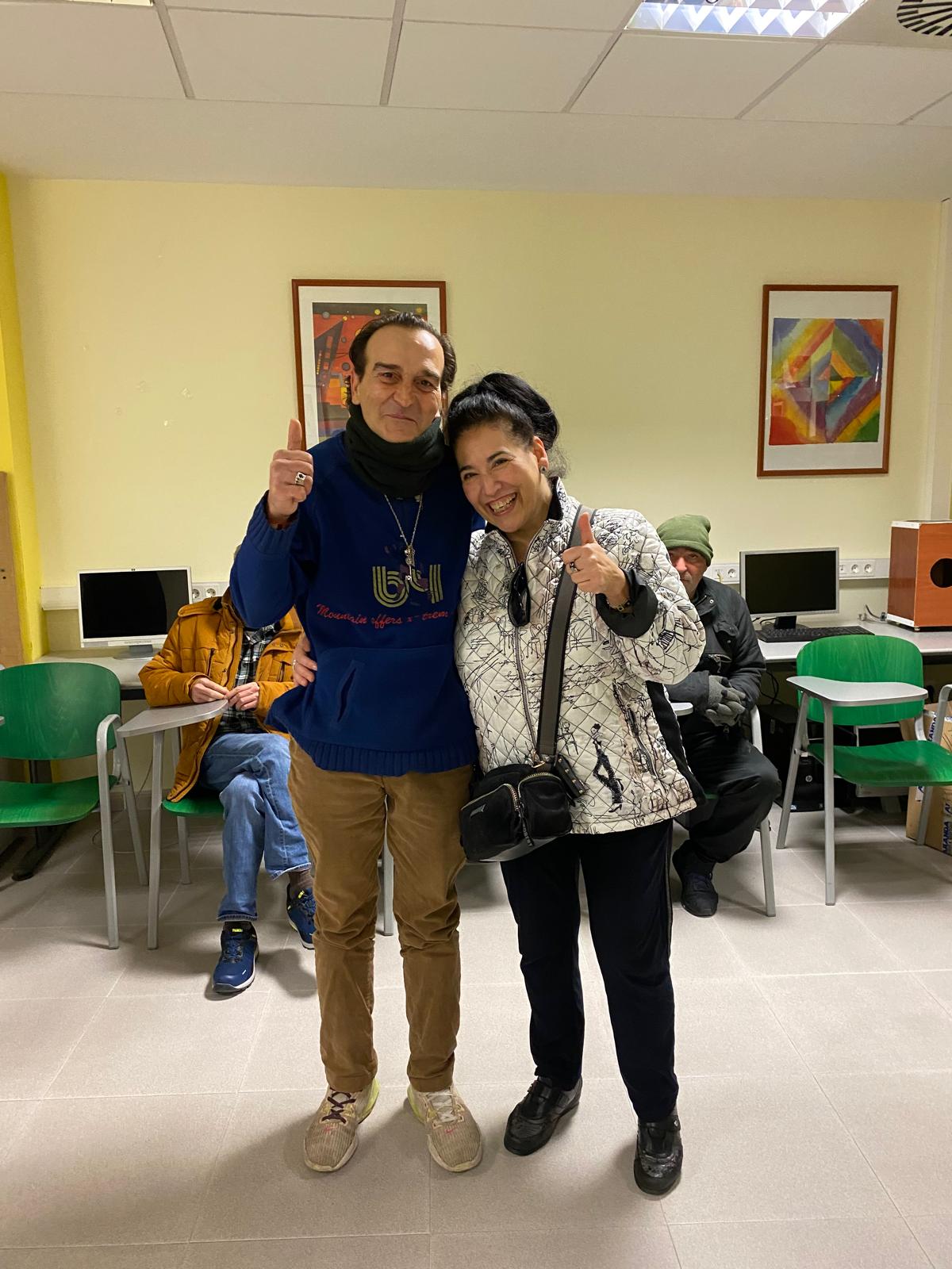 Encuentro de los miembros del Club de los hijos de Ároman con los usuarios del Centro de Día San Vicente de Paúl.