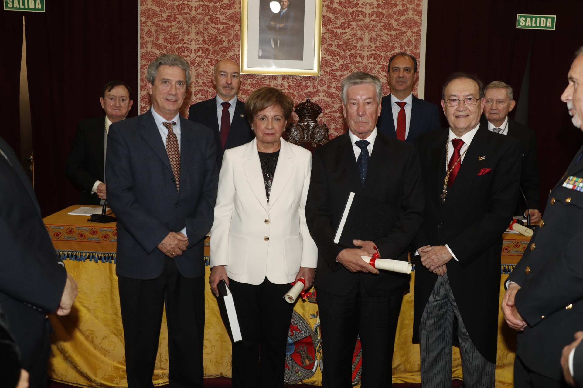 La Real Academia de Medicina de Zaragoza inaugura el curso 2025 con reconocimientos y premios