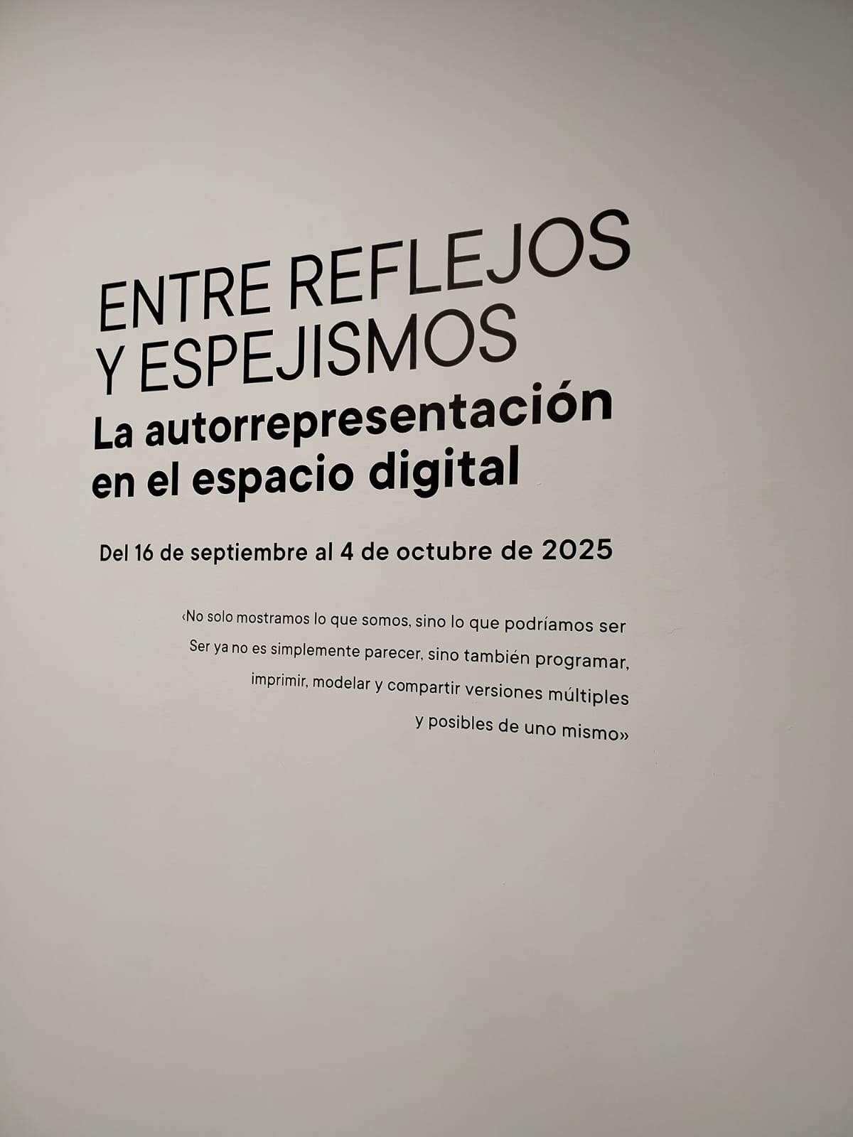 Exposición Entre reflejos y espejismos